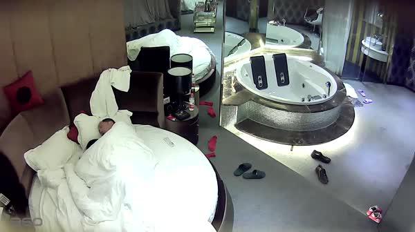 情趣酒店水滴摄像头偷拍秃顶中年男和情人啪啪没控制住内射了被脚踹对白清晰